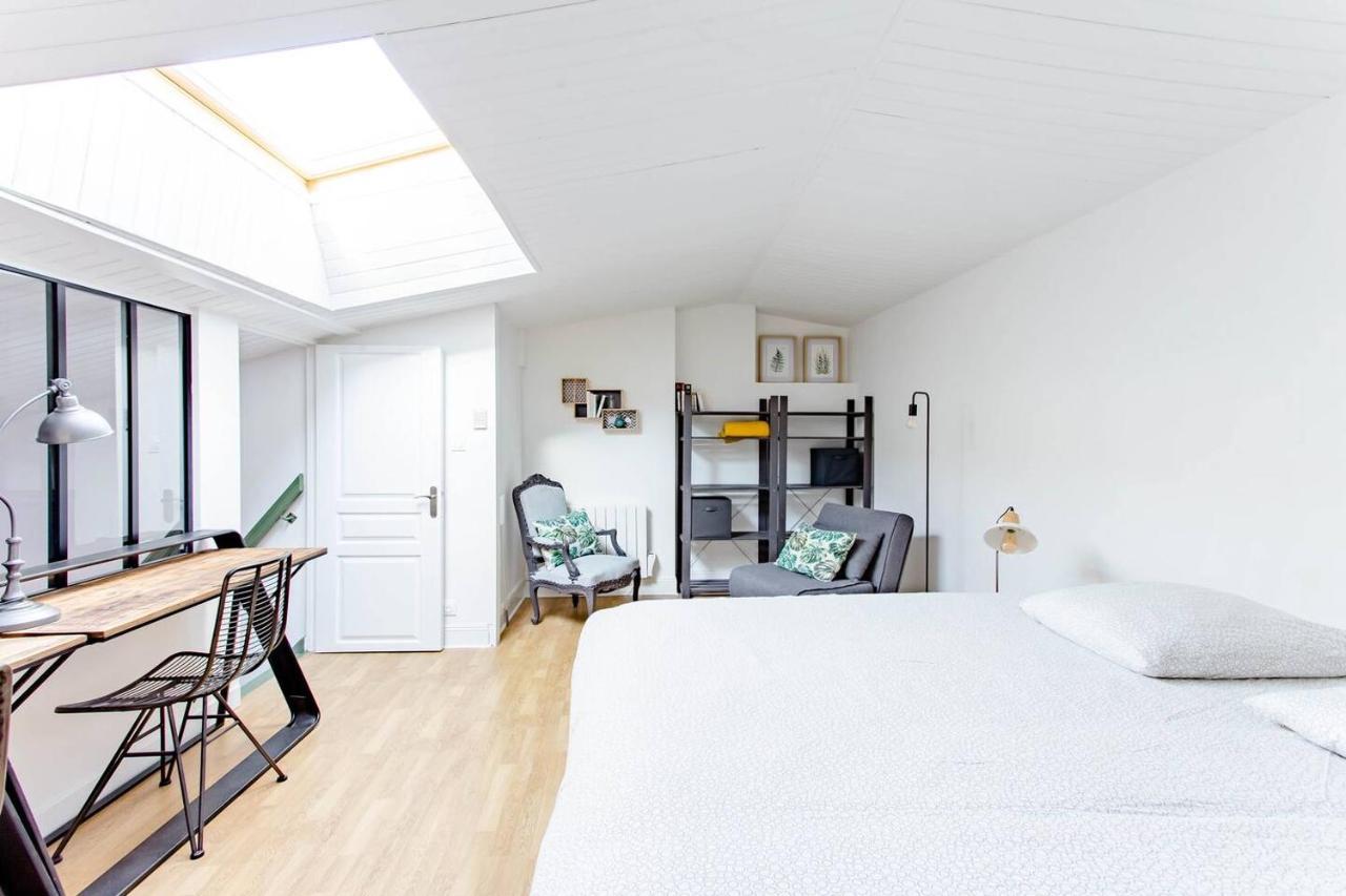 Superbe Duplex De 70M2 Avec 2 Chambres En Hyper Centre Au Calme Sur Cour Classe 3 Etoiles Avec Parking En Option La Rochelle  Exterior photo